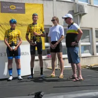 Junaka sabotinskega klanca sta bila Anet Trakonja in Nejc Ličen - 
desno stojita podeljevalka nagrad, smučarska reprezentantka Ana  
Bucik Jogan in predsednik KD Brda Darinko Ribolica.