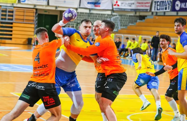 Radovljičani (v oranžno črnih dresih) so se v Bonifiki izkazali za 
nepopustljive tekmece.
