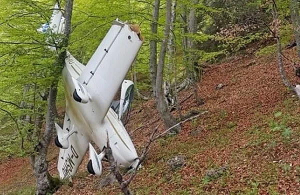 Bližnja fotografija strmoglavljenega letala
