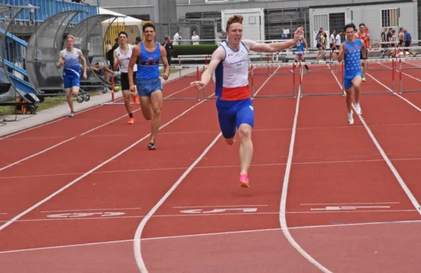 Na 400 m z ovirami je zmagal Pirančan Mitja Zubin.