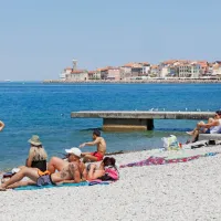 Lepo vreme je mnoge zvabilo ob morje in tudi med valove.