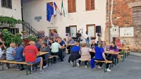   V   nekdanji vaški trgovini je KS Goče  uredila prostor za druženje in srečevanje krajanov.  