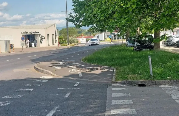 Na kolesarski stezi s skuterjem trčil v kolesarja