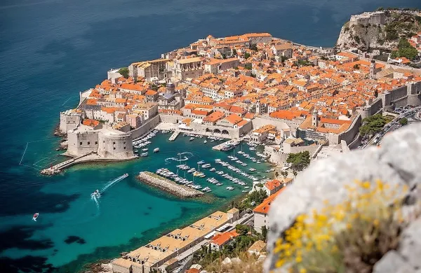 Dubrovnik je kot prvo mesto na Hrvaškem uvedel cono posebnega 
prometnega režima okoli zgodovinskega mestnega jedra, kjer je 
vožnja dovoljena le še nekaterim skupinam vozil.