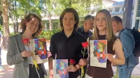 Mladi  sodelavci Primorskih novic (z leve) Vita Zadnik, Matija 
Štrukelj in  Larisa Dugar, na fotografiji manjka še Tine Košiček, so 
prejeli priznanja Fakultete za družbene vede.  