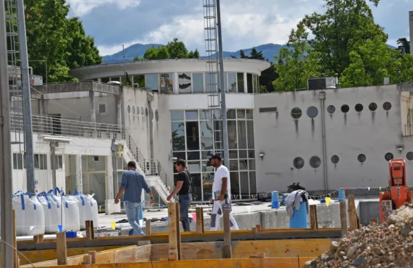 Te dni so montažna dela na letnem kopališču  v polnem teku, zaključna pa se bodo zavlekla globoko v julij.
