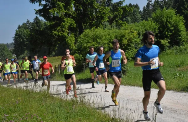 Na Špičasti vrh je prvi pritekel Lucijan Zalokar (desno).