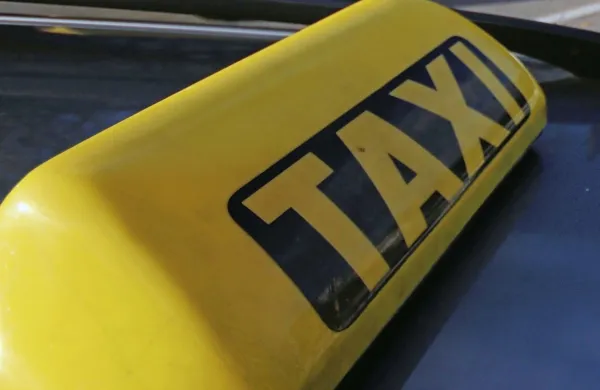 Delovanje ameriške platforme za prevoze in dostavo Uber v 
Ljubljani je o  zaznamovano s številnimi  i nepravilnostmi,   so danes 
opozorili v Sindikatu taksistov.