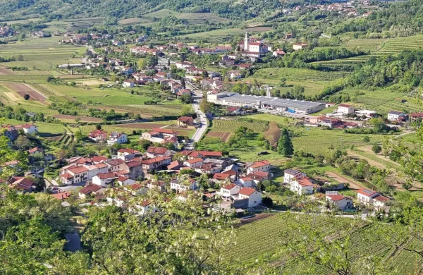 Javni poziv je namenjen zlasti manjšim partnerskim projektom na 
podeželju in v manjših urbanih središčih. 