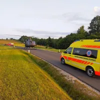 Z vozilom tre&scaron;čil v drevo in se hudo po&scaron;kodoval