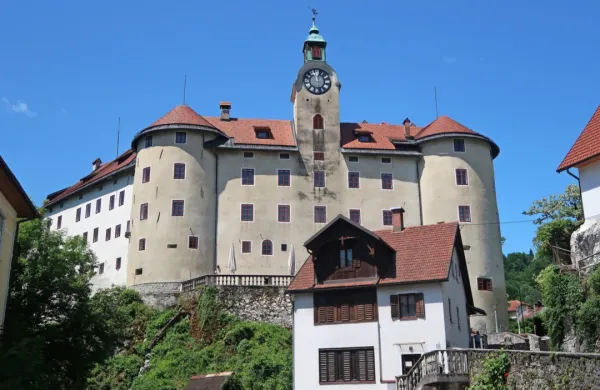 Po nočni ustavitvi bitja ure z gradu, so Idrijčani glede tega 
razdeljeni. Resnejši problem je plesen, ki se širi po grajskem stolpu 
in fasadi nad hudournikom Nikova.