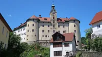 Po nočni ustavitvi bitja ure z gradu, so Idrijčani glede tega 
razdeljeni. Resnejši problem je plesen, ki se širi po grajskem stolpu 
in fasadi nad hudournikom Nikova.