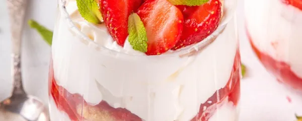 (RECEPT) Preprosta jagodna sladica v kozarcu