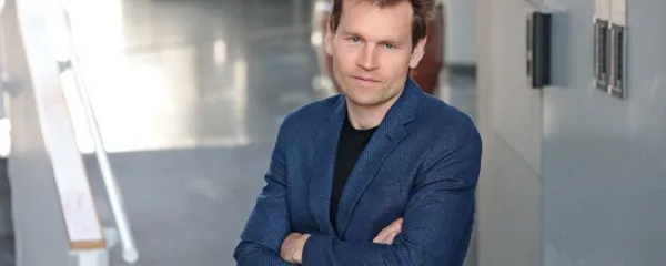 “Profesor mednarodnih odnosov Andrew Moravcsik je enkrat 
rekel, da je EU kot Hotel California. Lahko se odjaviš kadarkoli, ne 
moreš pa zares oditi,” pravi dr. Marko Lovec.