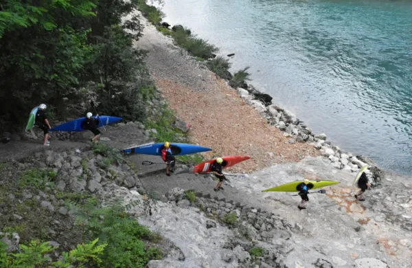 Z naložbo so kajakaši in ljubitelji Soče pridobili varen dostop do 
Soče in vanjo, na brežini pa tudi dovolj prostora za oddih. 