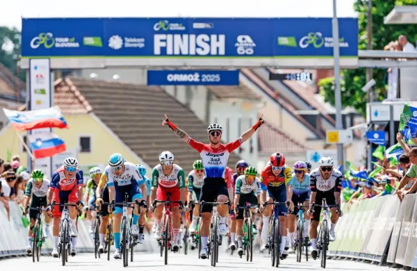 Tako je Dylan Groenewegen včeraj v Ormožu zmagoslavno dvignil 
roke v zrak in dobil tretjo etapo 31. dirke po Sloveniji.  