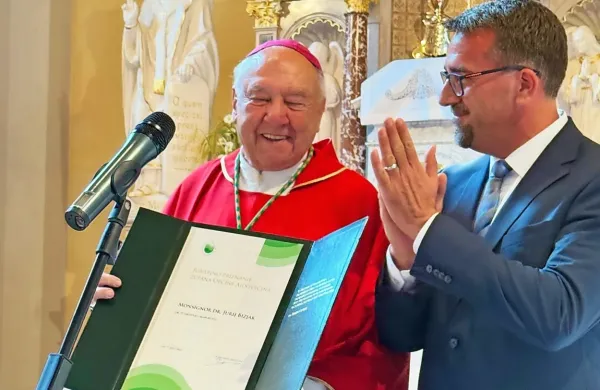 Na Colu so  obeležili 25. obletnico škofovskega posvečenja škofa 
dr. Jurija Bizjaka. Ajdovski župan Tadej Beočanin mu je izročil 
jubilejno priznanje.