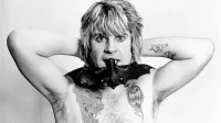 Ozzy Osbourne slovi tudi kot “tisti, ki je med koncertom odgriznil 
glavo živemu netopirju”. Po incidentu so ga cepili proti steklini.