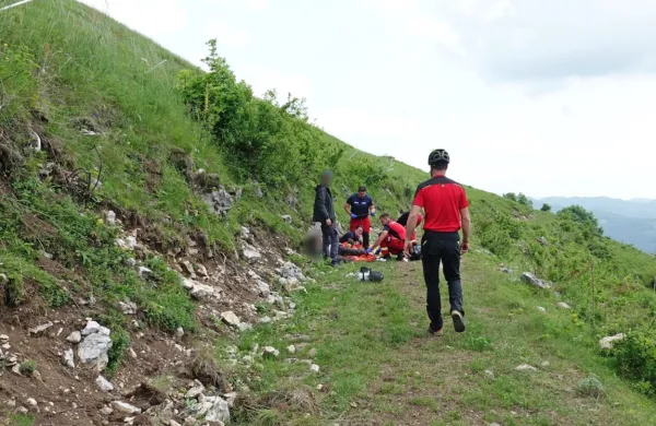 Nudenje prve pomoči poškodovanemu jadralnemu padalcu na 
vzletišču Kobala
