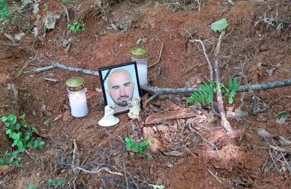 Danijela  Božića  so   člani združbe   umorili    na Gorenjskem  in ga  
zakopali  v  gozdu.