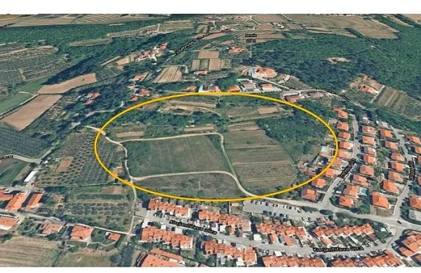       V listi Vsi smo Ankaran nasprotujejo zgoščeni pozidavi 4,9 hektarja 
velikega zemljišča. 