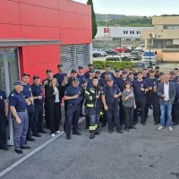 Gasilci koprske gasilske brigade še zadnjič v postroju pred dosedanjim direktorjem-poveljnikom.