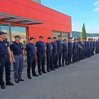 Gasilci koprske gasilske brigade še zadnjič v postroju pred 
dosedanjim direktorjem-poveljnikom.