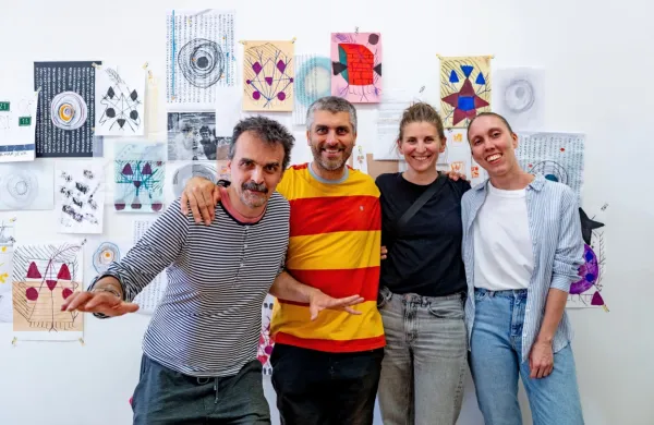 Umetniki  Vanja Mervič, Simon Kocjančič, Suzana Brborović in Nina Čelhar so pesmim Miroslava Vilharja dali 
grafično podobo.