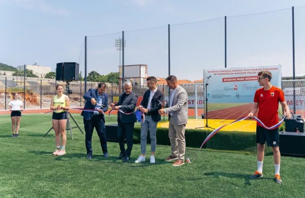 Trak so prerezali (z leve) župan Andrej Sila, minister Matjaž Han, podžupan Matej Glavina in direktor 
Zavoda za šport Niko Zadnik.