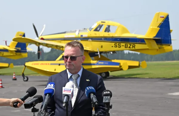 Leon  Behin  je danes  povedal, da bi  si  v  prihodnosti želeli še  dveh 
letal za  gašenje požarov. 