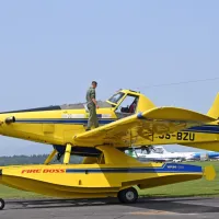 Štirje slovenski  piloti  so se že izšolali, skupaj z inštruktorji  pa 
morajo  naleteti več kot 100 ur, da bodo lahko varno sami izvajali 
operacije.
