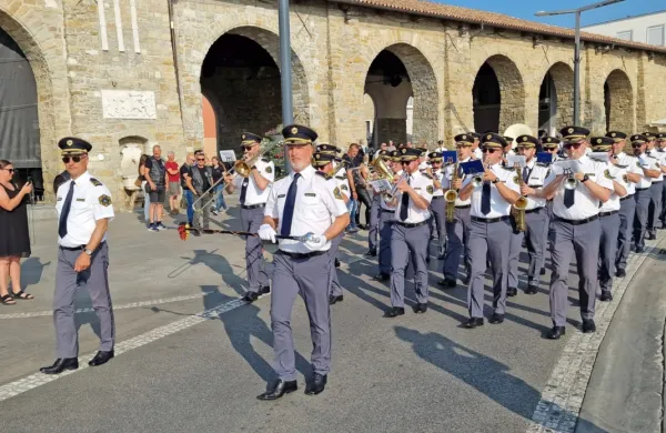 Policijski orkester je obiskovalcem Pristaniške ulice polepšal 
popoldne.  