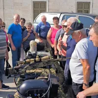 Opremo specialne enote policije so si z zanimanjem ogledali tudi 
starejši obiskovalci. 