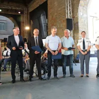 Prejemniki zlatih ščitov (z leve): Klavdija Pavletič, Davor Tozan, 
Dragoljub Pavlović, Simon Česnik in Mavricij Prinčič, ob njih 
direktorica koprske policijske uprave Alenka Korošec Peruzin in 
Igor Ciperle z generalne policijske uprave. 