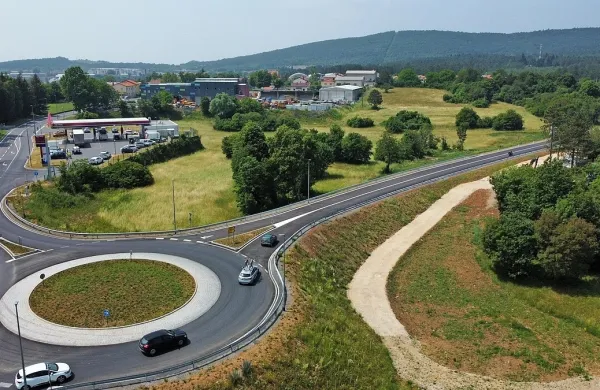 Direkcija za infrastrukturo je danes sprostila promet po novi 
obvoznici mimo Hrpelj in Kozine.