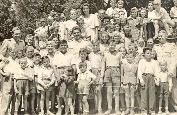Otroci s predstavniki Vojaške uprave cone B STO (SI PAK 344)