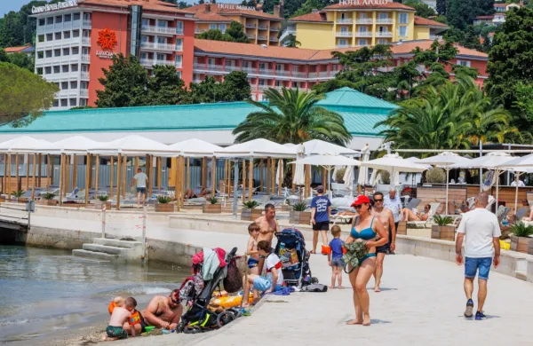 Burja je poskrbela, da je temperatura morja včeraj zdrknila  na 22 
stopinj Celzija, a kmalu bo spet višja.