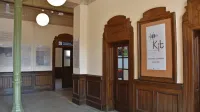 Kulturno informacijska točka v veži železniške postaje ima bolj 
uradniški (ob delavnikih se zapre ob 16., ob vikendih pa ob 12. uri) 
kot turistični urnik.