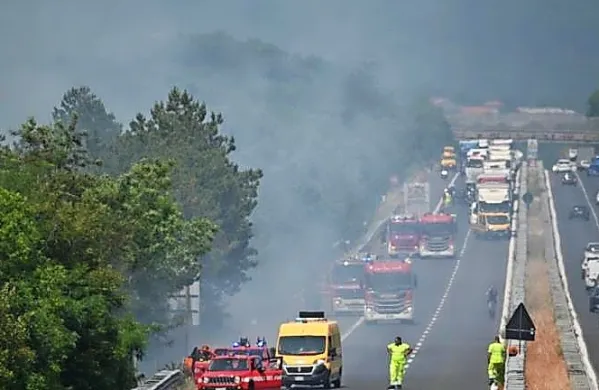 Zaprli so avtocesto v smeri proti Trstu. Nastala je več kilometrov 
dolga vrsta, ki se je vila od Moščenic.