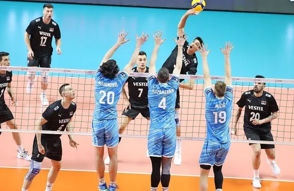 Slovenski odbojkarji (v modrem) so se pred odhodom v Brazilijo  
pripravljali s Turki, ki bodo tekmeci naših 25. junija v Bolgariji.