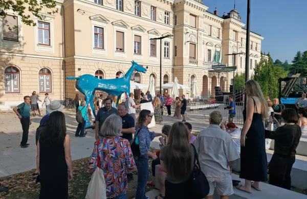Modri konj Marko slovenski krog sklenil na Trgu Evrope