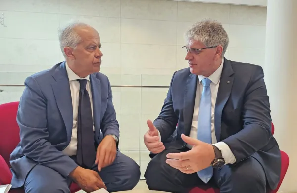 Matteo  Piantedosi  (levo) in  Boštjan  Poklukar  sta govorila tudi o  
gneči  na Fernetičih. 