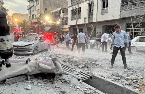 Izrael nadaljuje napade na Iran, pričakuje tudi odziv Teherana