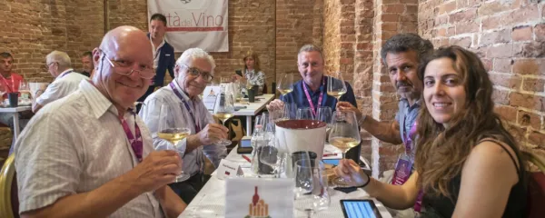 Na mednarodnem ocenjevanju vin združenja Citta del Vino je bil v eni od mednarodnih komisij tudi naš sodelavec Toni Gomišček 
(prvi z desne). 

