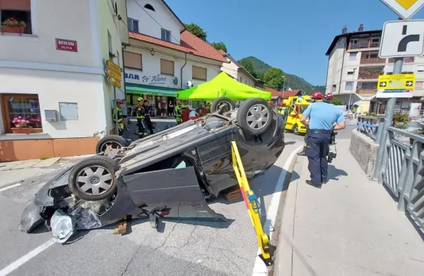 Cerkno: z avtom najprej v hi&scaron;o, nato na streho