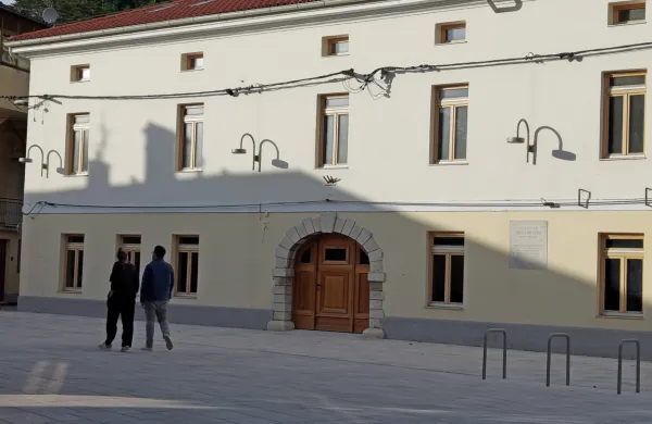 Odlok predpisuje plačevanje parkirnine v centru Vipave ter določa 
brezplačna parkirišča.


