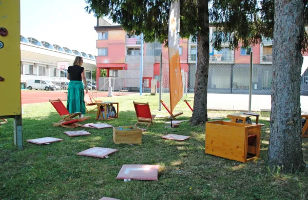 Mladinski center (MC) Nova Gorica je tudi letos organiziral 
Knjižnico pod krošnjami, s katerim želi mladim predstaviti branje 
na bolj sproščen način.
