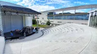Amfiteater zaokrožuje podobo poslopja  SNG Nova Gorica in 
predstavlja novo kulturno prizorišče v mestu in regiji. 