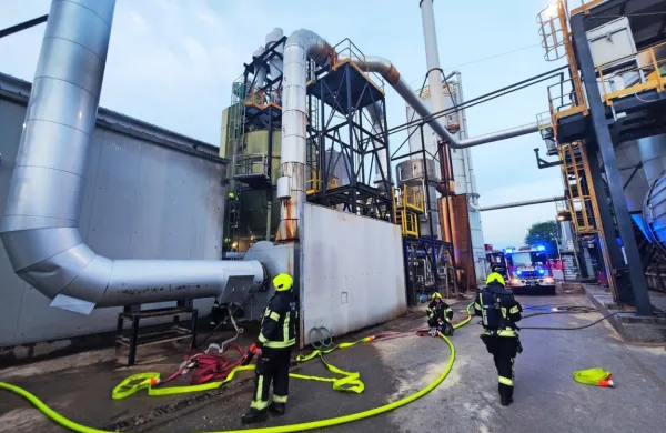 34 gasilcev iz Pivke, Zagorja  in Postojne se je v nedeljo ob  pol devetih zvečer začelo boriti z ognjem, ki se je vnel,  potem ko je v pivškem podjetju eksplodiral lesni prah v  silosu.