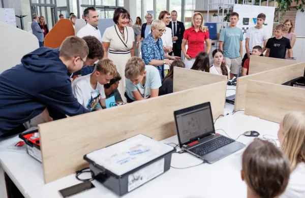 Svoj tretji regijski obisk je predsednica republike Nataša Pirc 
Musar začela v Podjetniškem inkubatorju Občine Hrpelje - Kozina. 